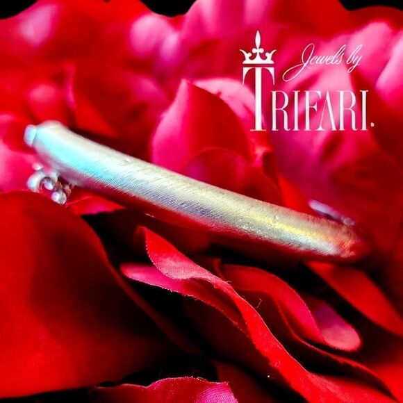 TRIFARI Brushed Silver Hinged Vintage Bracelet TIMELESS CHIC - Picture 1 of 7